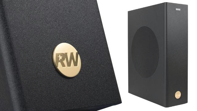 Zwei schwarze Lautsprecher. Einer hat ein goldenes Logo mit RW-Buchstaben. Der andere ist quadratisch mit rundem Lautsprecher und kleinem Goldkreis.