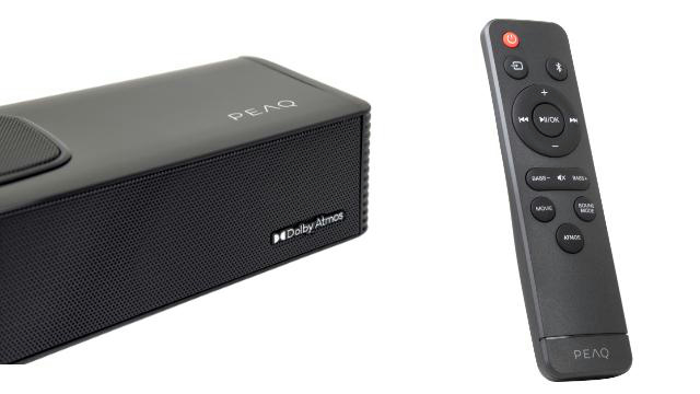 Schwarze Soundbar mit PEAQ-Logo und Dolby Atmos. Eine Fernbedienung rechts. Der Hintergrund ist weiß.