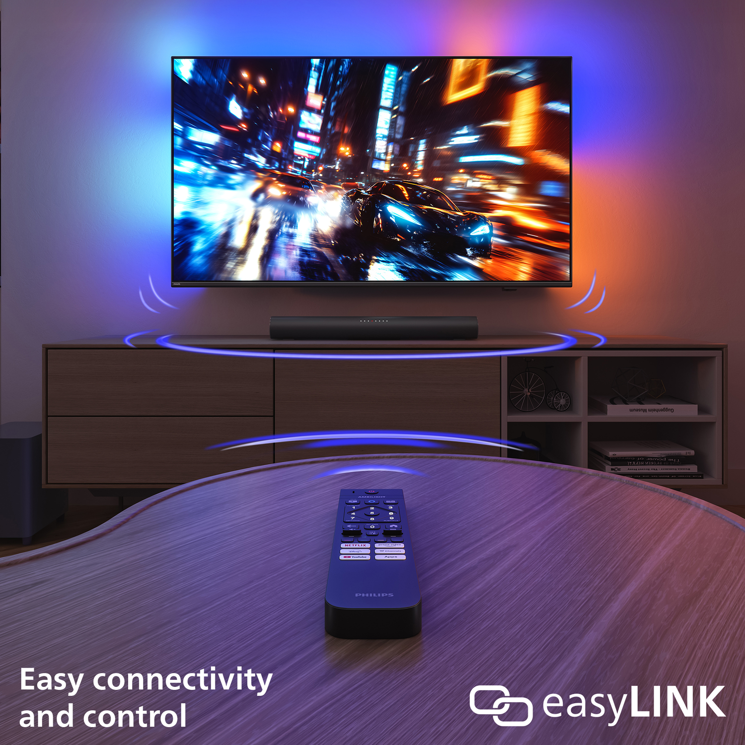 Een tv toont een stadsgezicht. Een afstandsbediening ligt op een tafel. Een soundbar en een kast completeren de opstelling.