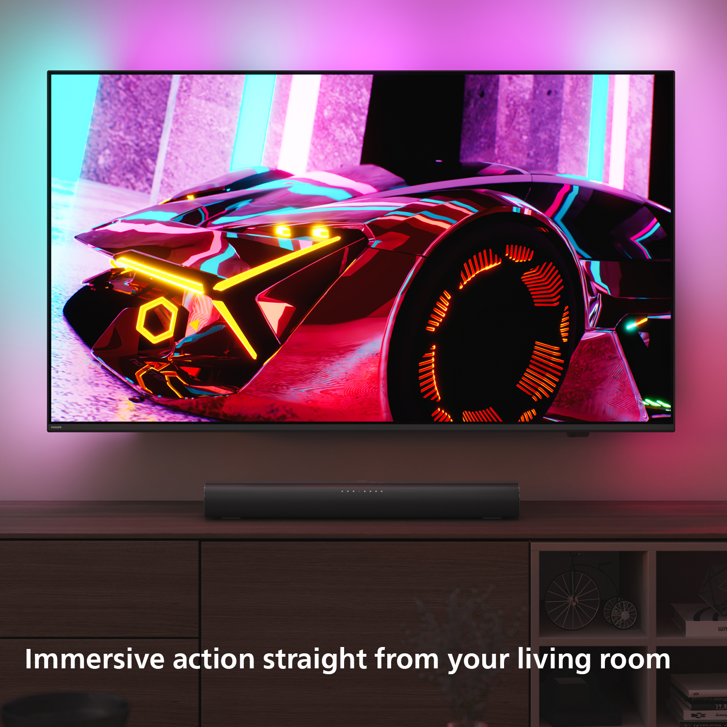 Een tv toont een futuristische auto. Daaronder staat een soundbar op een houten kast. De scène is verlicht met levendige kleuren.