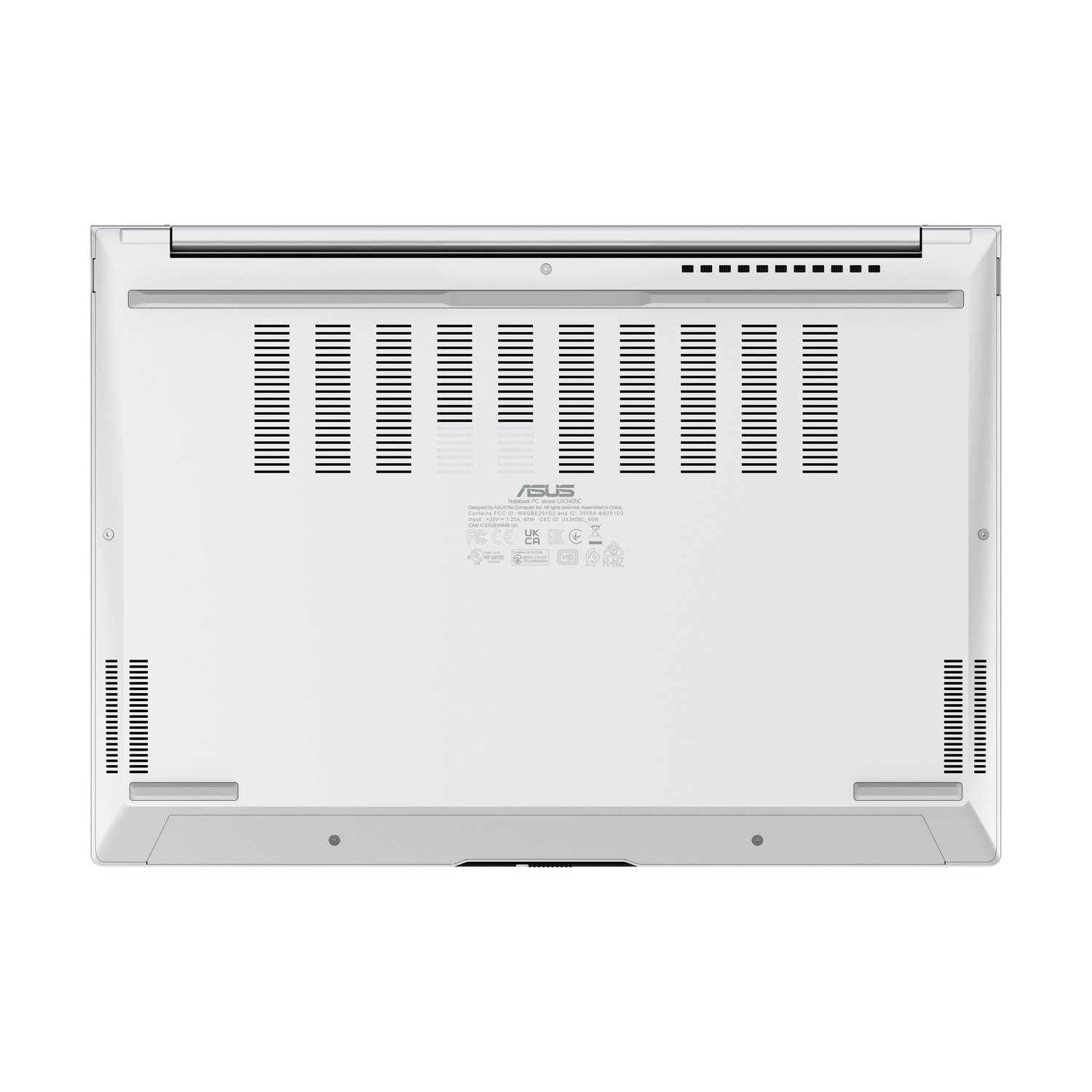 Parte inferior de una laptop blanca. Cuenta con rejillas de ventilación, patas de goma y el logotipo de ASUS con detalles técnicos.