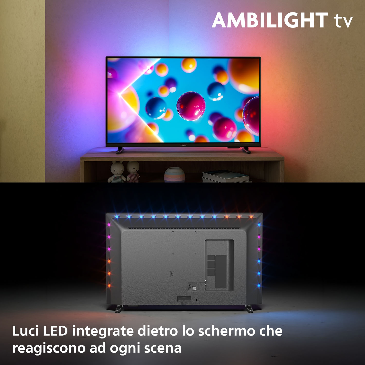 Una TV con luci colorate dietro. È posizionata su uno scaffale di legno. Anche due piccoli giocattoli e un piccolo vaso sono sullo scaffale.