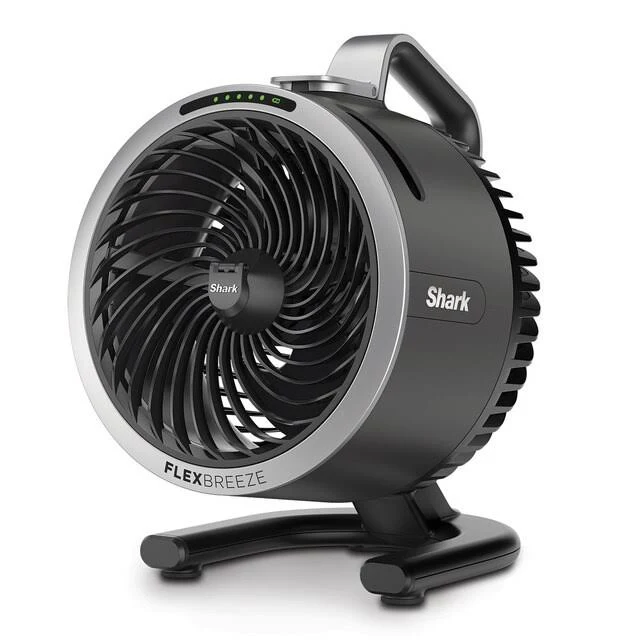 Un ventilador Shark FlexBreeze negro y plateado. Tiene una rejilla redonda y un asa en la parte superior. La base es negra, con el logotipo de Shark.
