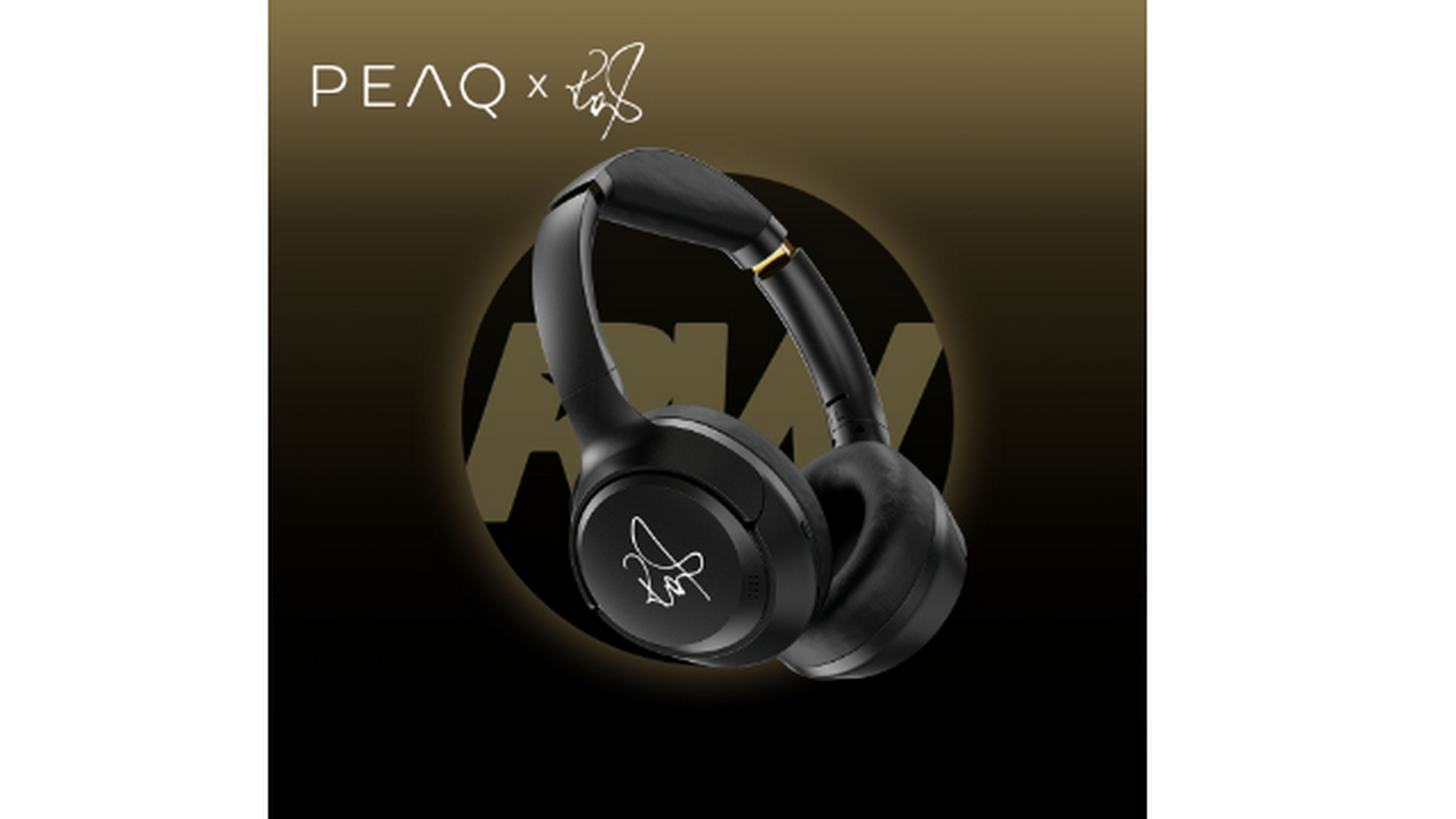 Auriculares negros con detalles dorados, una firma y un logotipo sobre un fondo degradado.