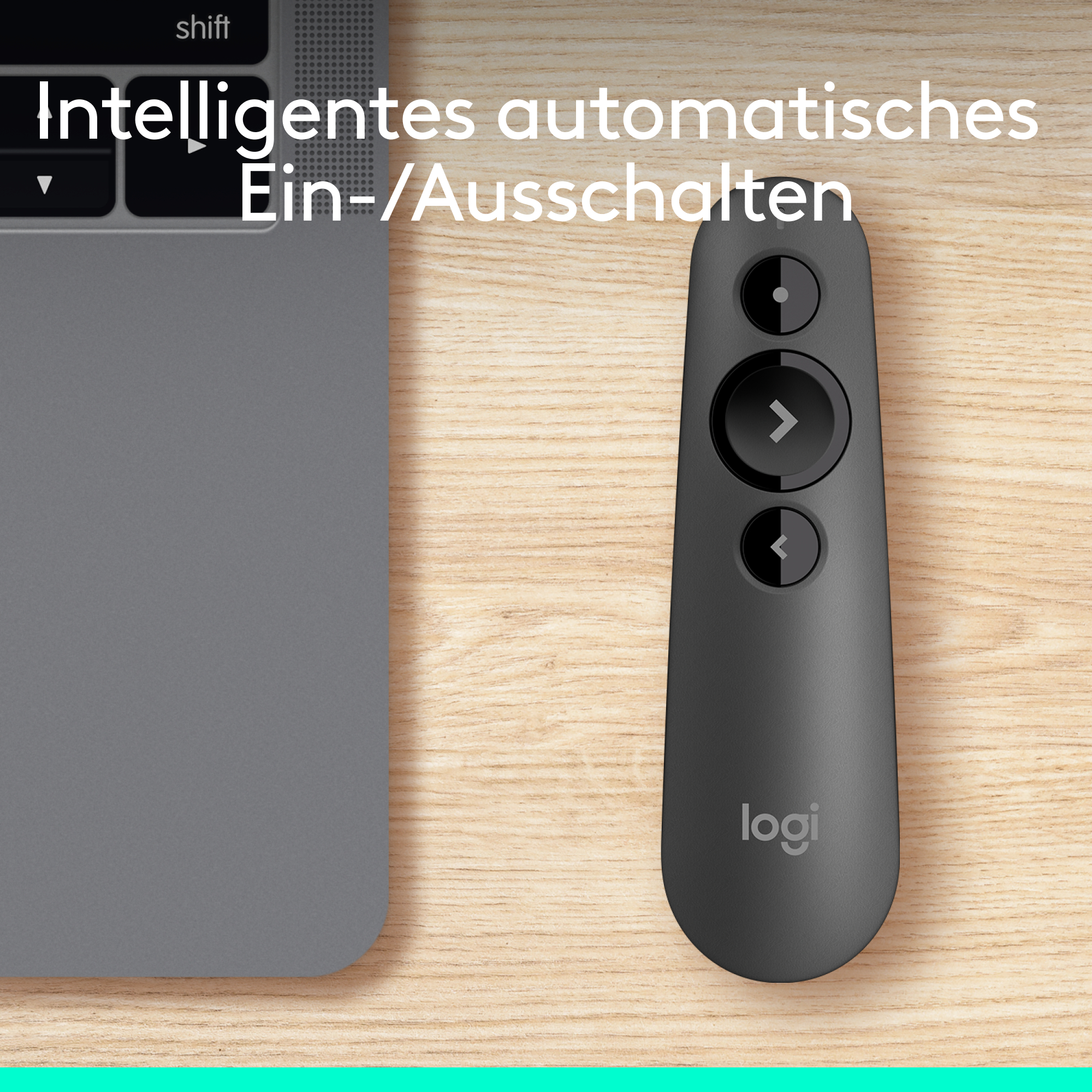 Ein schwarzer Logitech-Präsentationsgerät auf Holz, neben einem Laptop. Es hat Tasten zur Präsentationssteuerung.