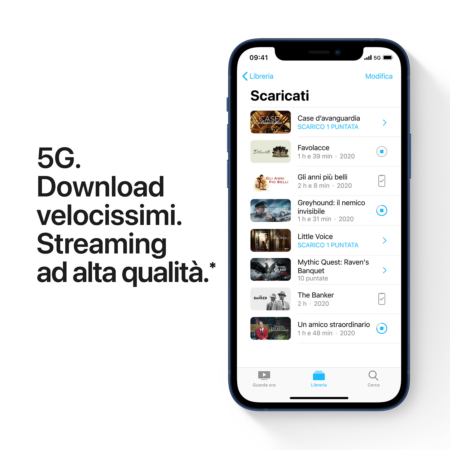 iPhone che mostra l'elenco dei contenuti scaricati. Testo a sinistra: 5G, download veloce, streaming in alta qualità. Il telefono è blu.