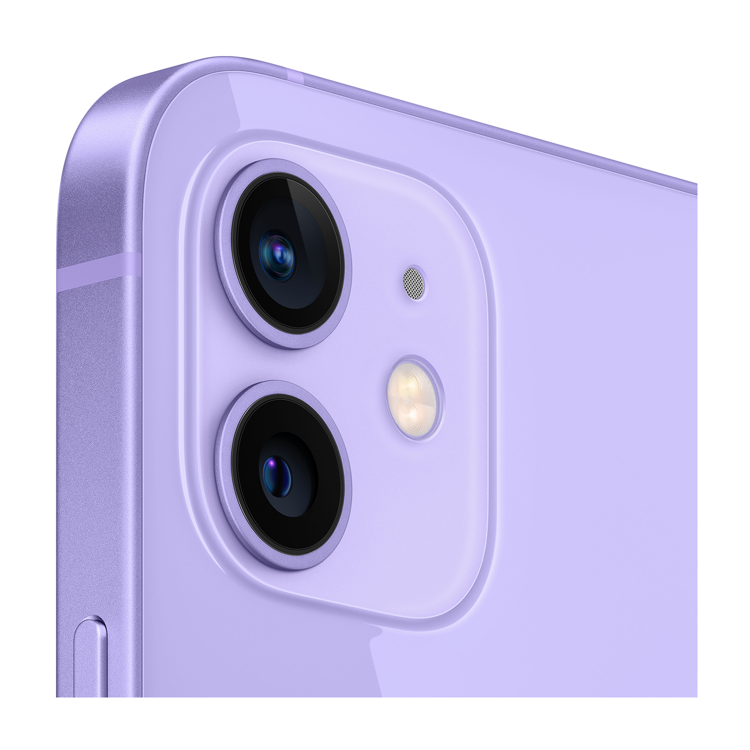 Primo piano di un iPhone 12 viola. Il modulo fotocamera ha due obiettivi, un flash e un microfono. Il telefono è su sfondo bianco.