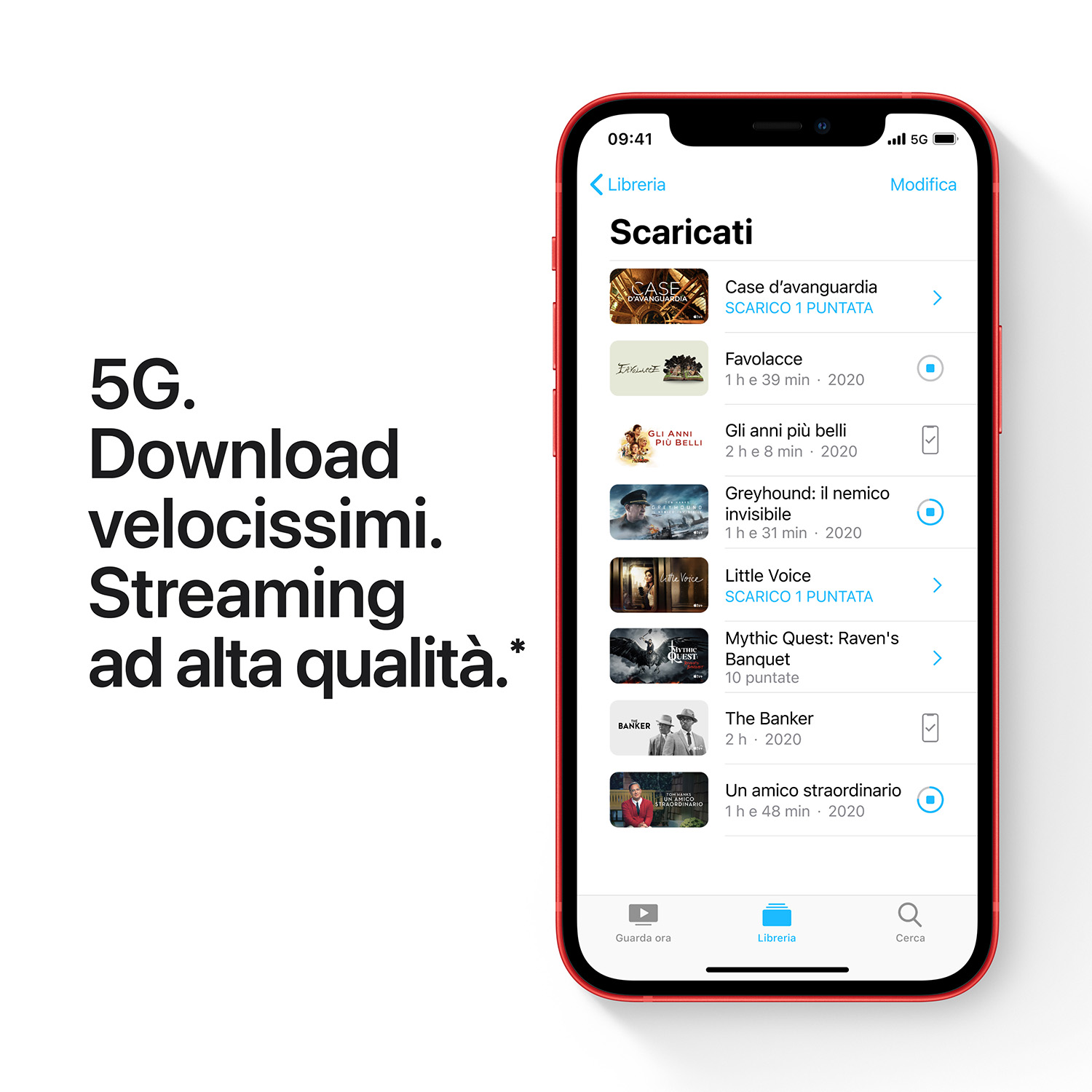 Un iPhone mostra un'app di streaming, lo schermo mostra un elenco di film e programmi TV scaricati. Il testo a sinistra dice 5G e scarica velocemente.