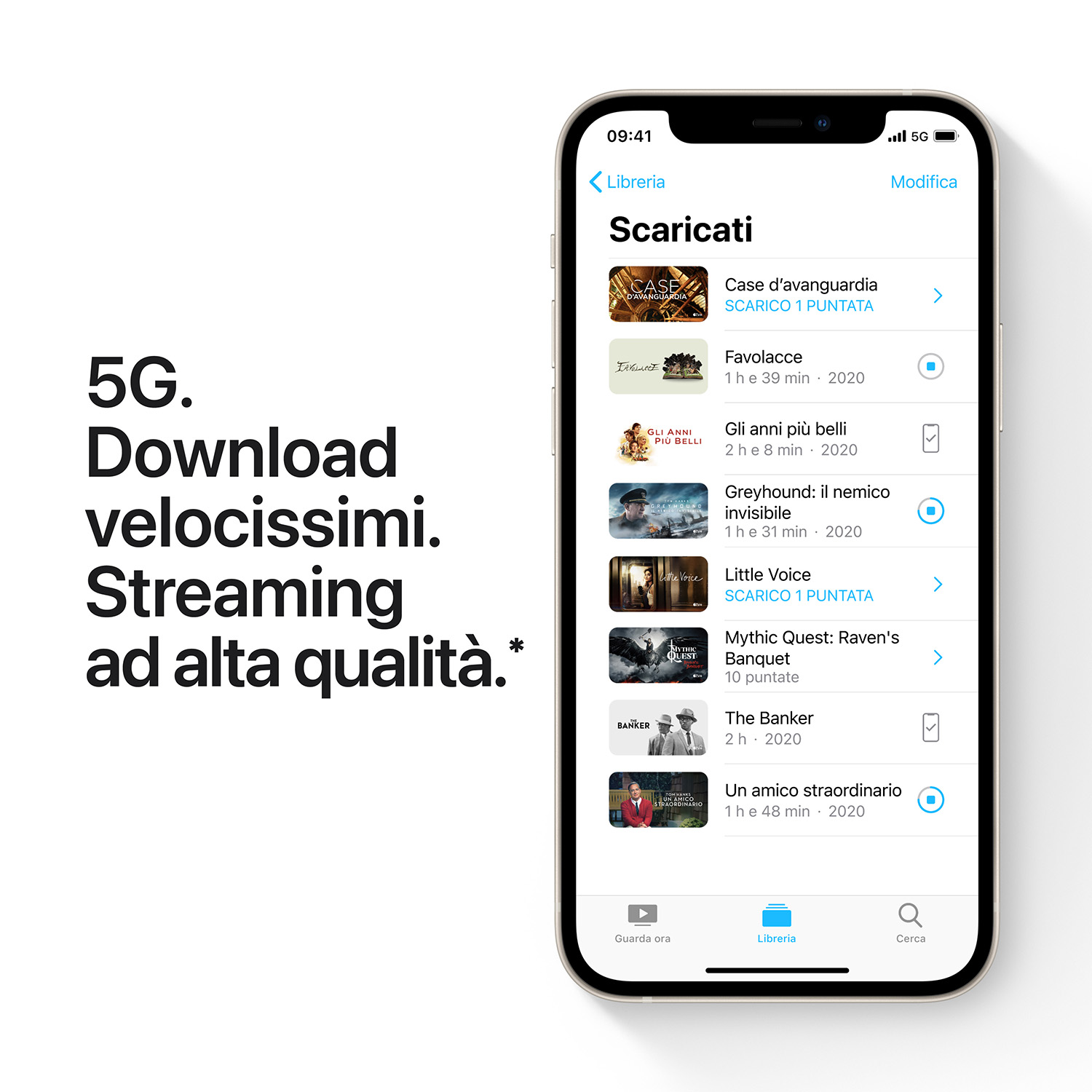 Un iPhone mostra un elenco di film scaricati. Testo a sinistra: 5G. Download velocissimi. Streaming ad alta qualità.