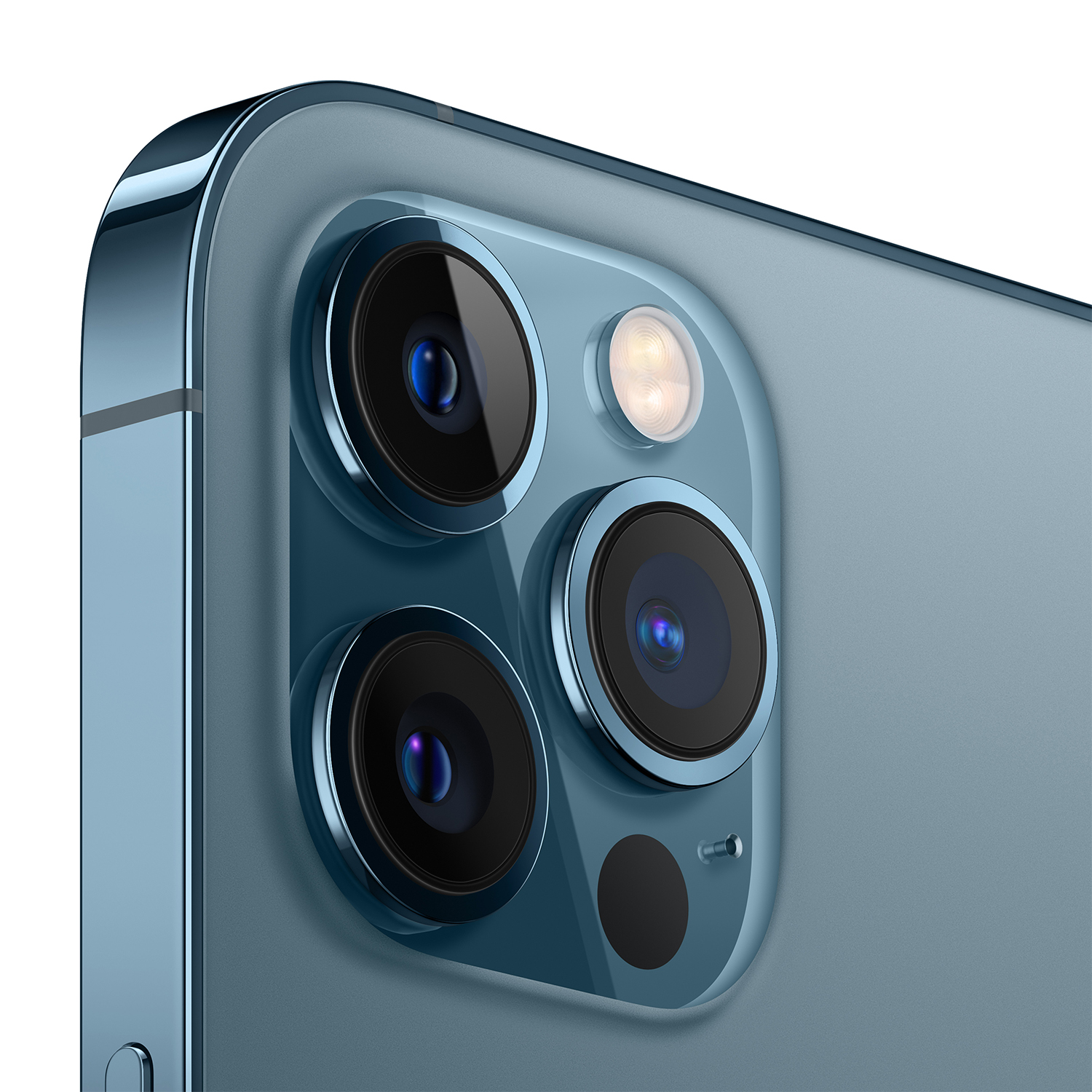 Primo piano del modulo fotocamera blu di uno smartphone con tre lenti, un flash e un microfono. Lo sfondo è una scocca del telefono azzurra.