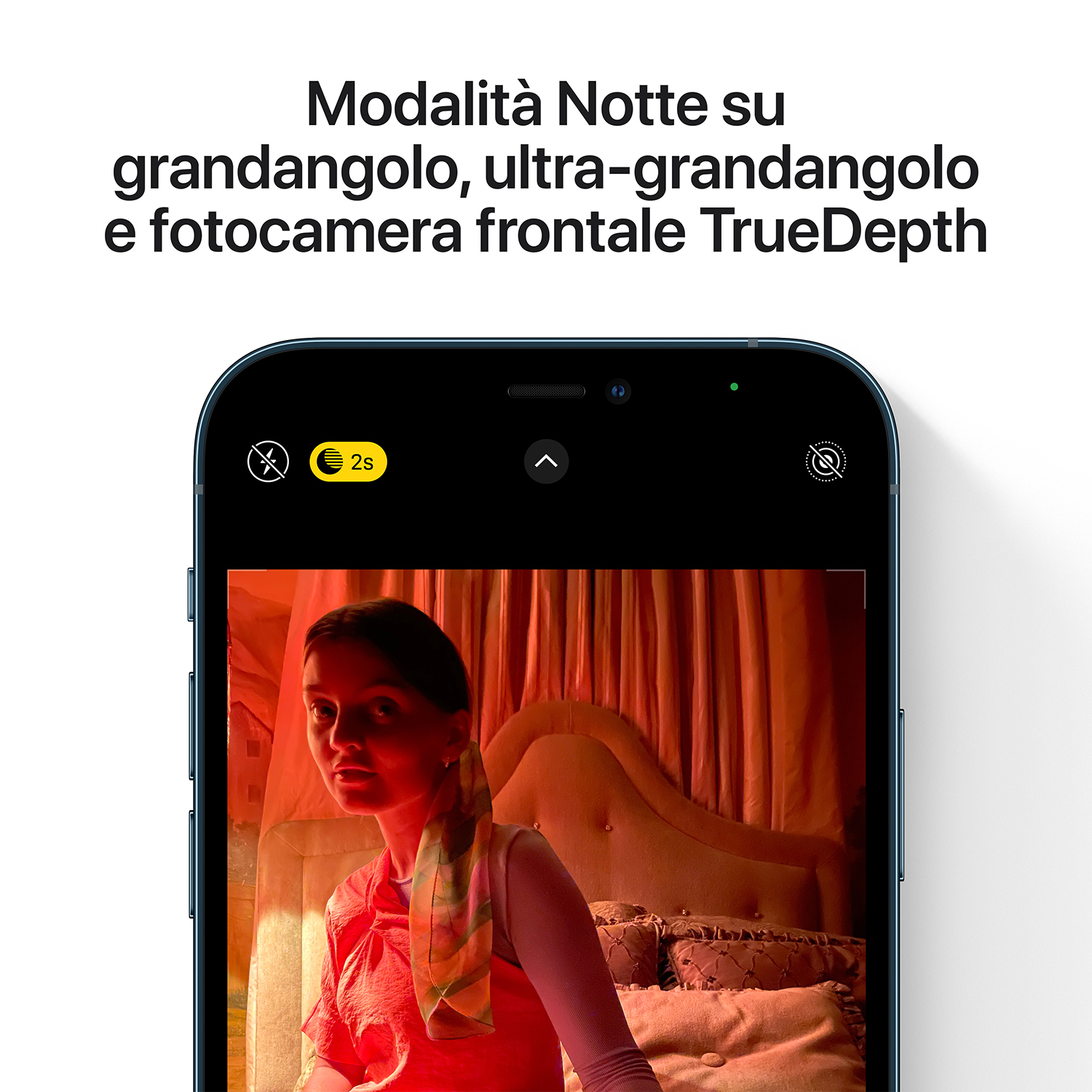 Lo schermo di un telefono mostra una donna. L'interfaccia del telefono mostra le impostazioni della modalità notturna. Il testo sopra recita: Modalità notturna sulla fotocamera grandangolare.