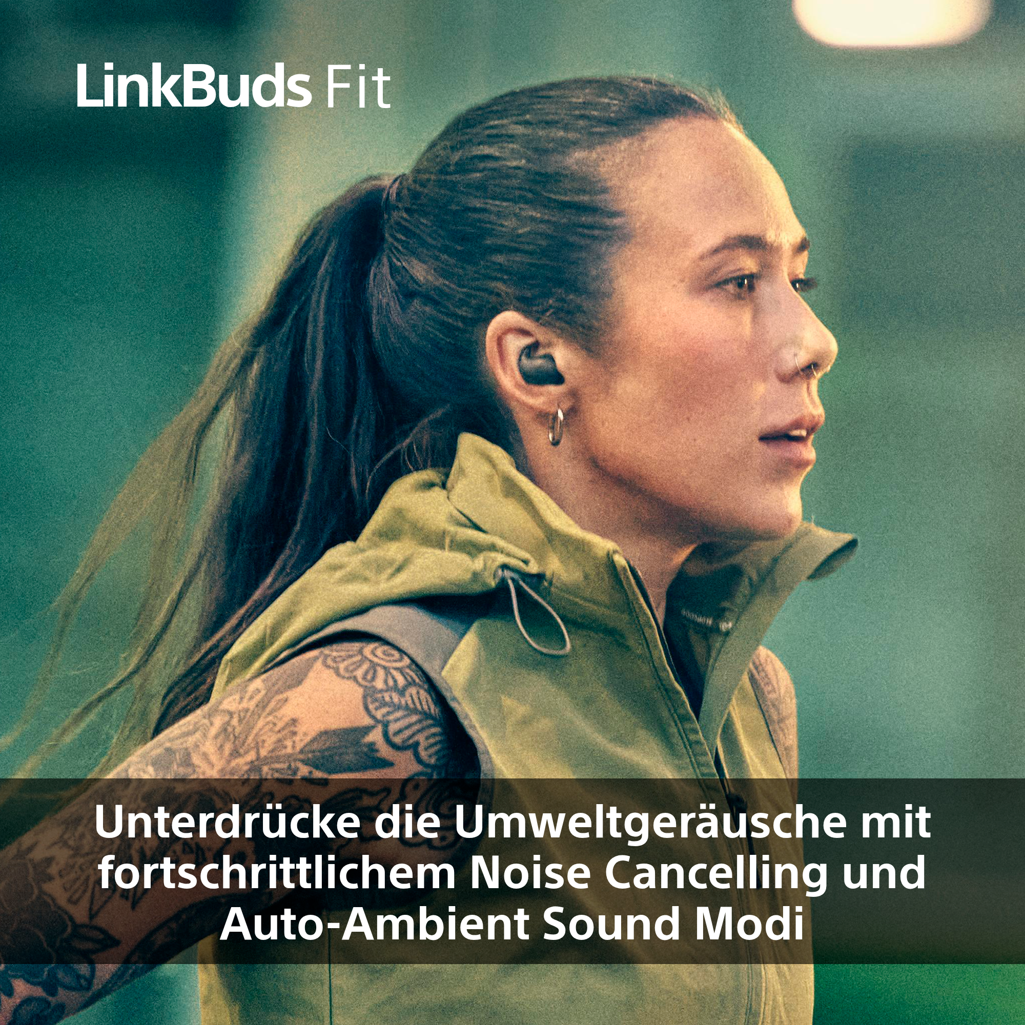 Eine Frau mit Ohrhörern und einem Pferdeschwanz. Der Text lautet LinkBuds Fit. Der Hintergrund ist grün.