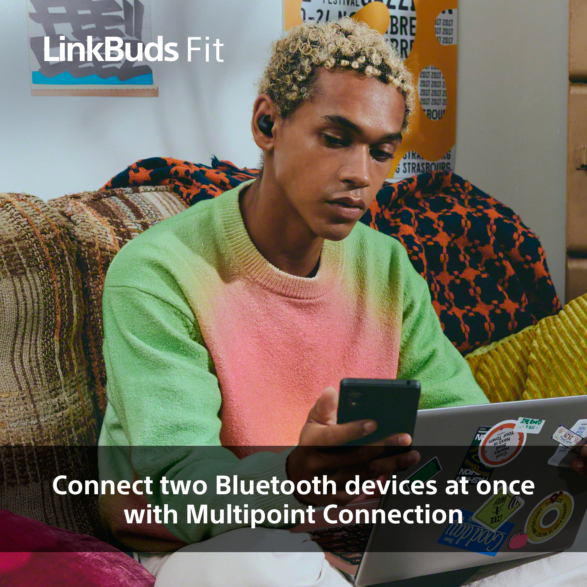 Personne avec écouteurs et téléphone, utilise un ordinateur portable. Texte : Connectez deux appareils Bluetooth à la fois.