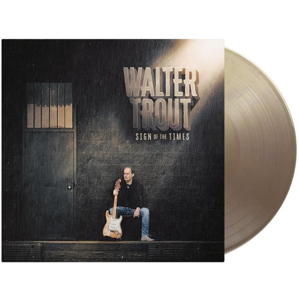 Album borító: Walter Trout, 'Sign of the Times'. Gitáros férfi ül egy ajtónál. Vinil lemez jobbra.