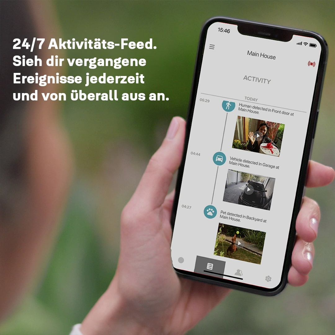 Person hält Handy mit Aktivitätsfeed: Mensch-, Fahrzeug- und Haustiererkennung mit Zeitstempeln.
