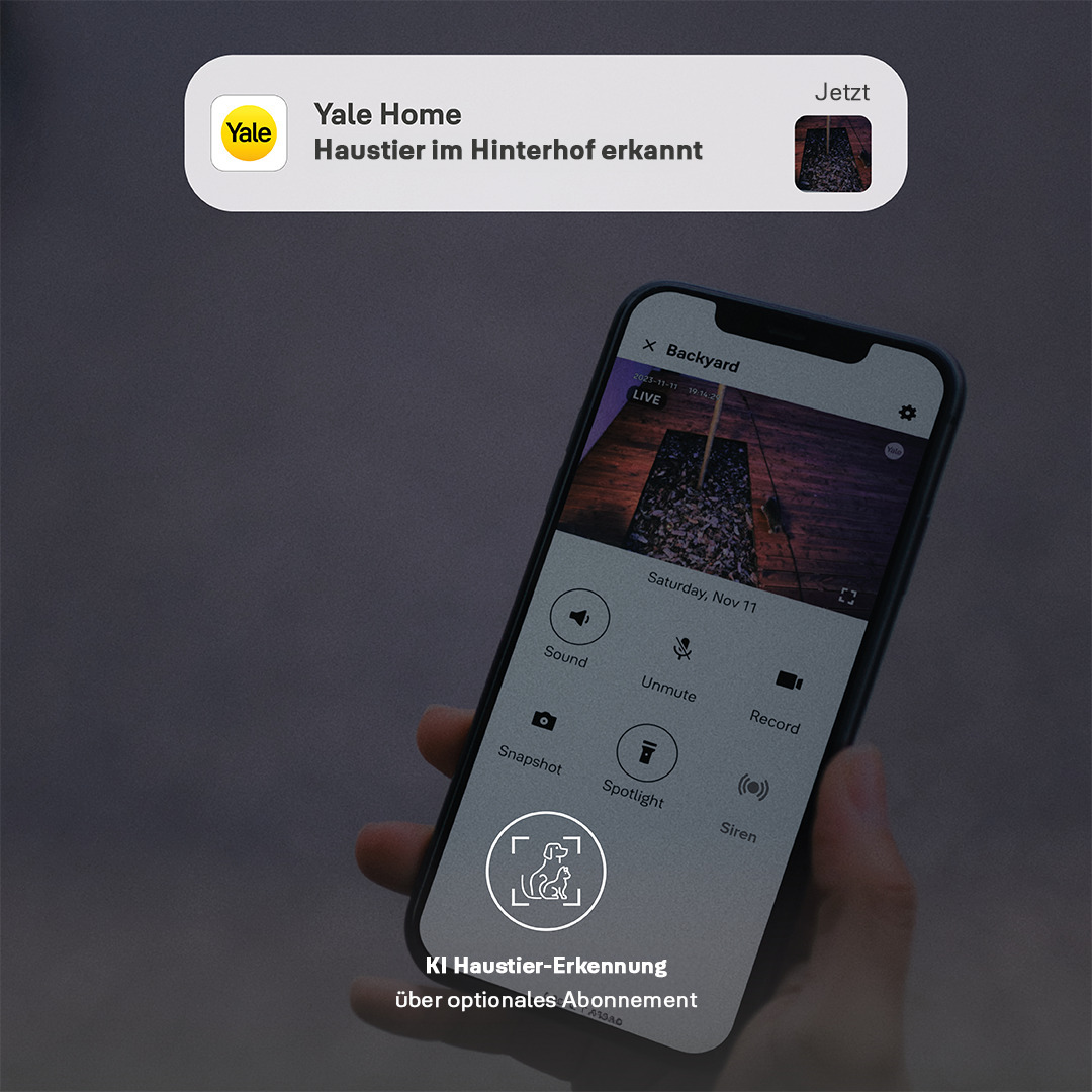 Eine Hand hält ein Telefon, das einen Kamerabildschirm für den Hinterhof anzeigt. Die Benutzeroberfläche des Telefons zeigt Ton-, Schnappschuss-, Spotlight- und Sirenenoptionen.