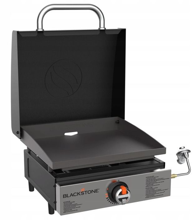 Grill Blackstone z otwartą pokrywą. Grill jest czarny i srebrny, z uchwytem. Widoczne jest pokrętło sterowania oraz przewód gazowy.