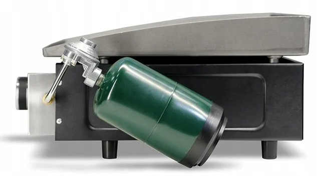 Czarny grill z dołączoną zieloną butlą z propanem. Grill ma srebrną górę i srebrny regulator gazu.