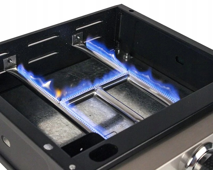 Zbliżenie palnika do grilla gazowego z niebieskimi płomieniami. Metalowa konstrukcja jest czarno-srebrna. Płomienie są jasno niebieskie.