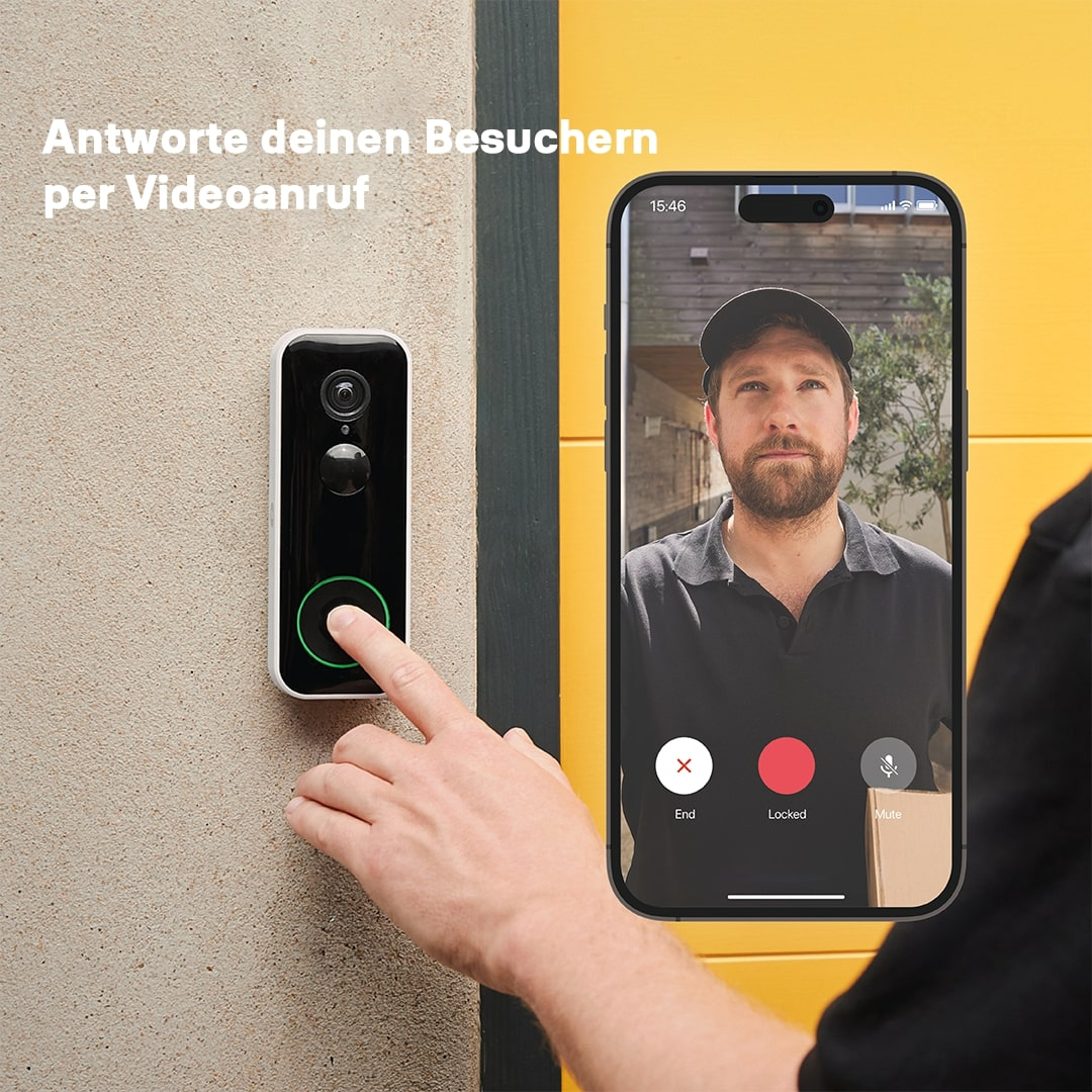 Ein Finger drückt auf eine Türklingel. Ein Telefonbildschirm zeigt einen Mann in schwarzem Hemd und Mütze. Hintergrund gelb und dunkelgrün.