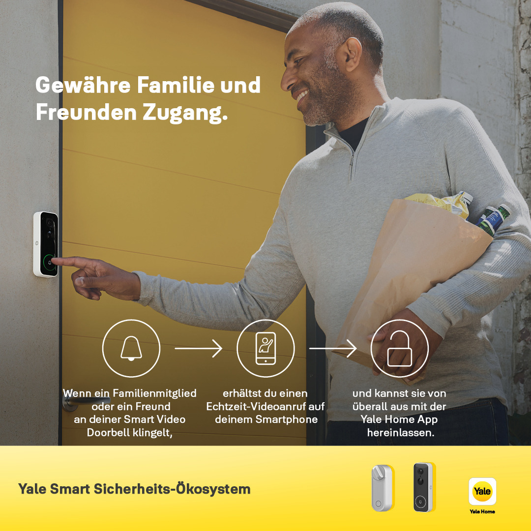Ein Mann steht an einer Tür mit einer intelligenten Türklingel. Er hält Lebensmittel. Text zeigt, wie man die Tür öffnet.