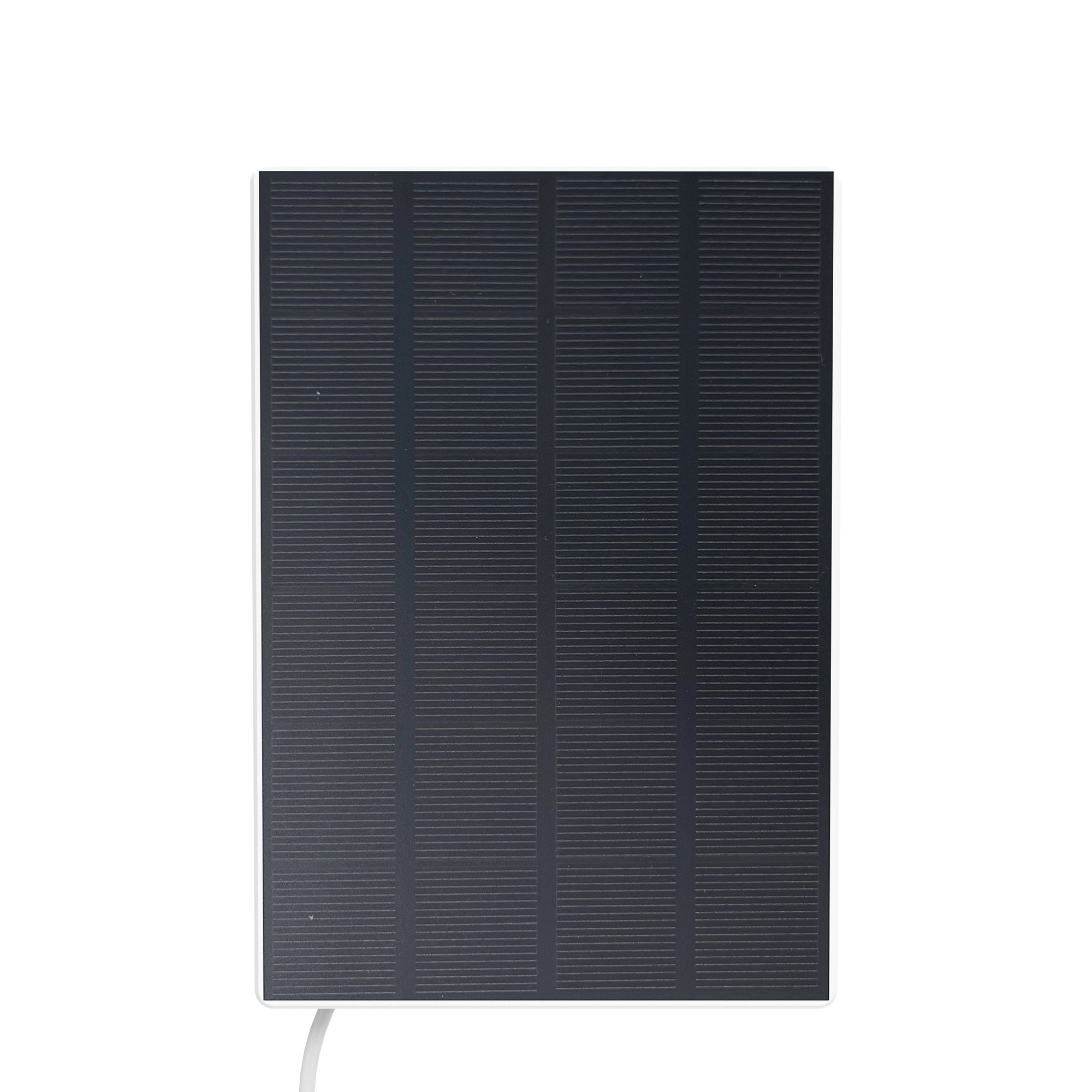 Ein rechteckiges Solarpanel mit dunkelgrauer Oberfläche und weißen Kanten. Ein weißes Kabel ragt unten heraus.