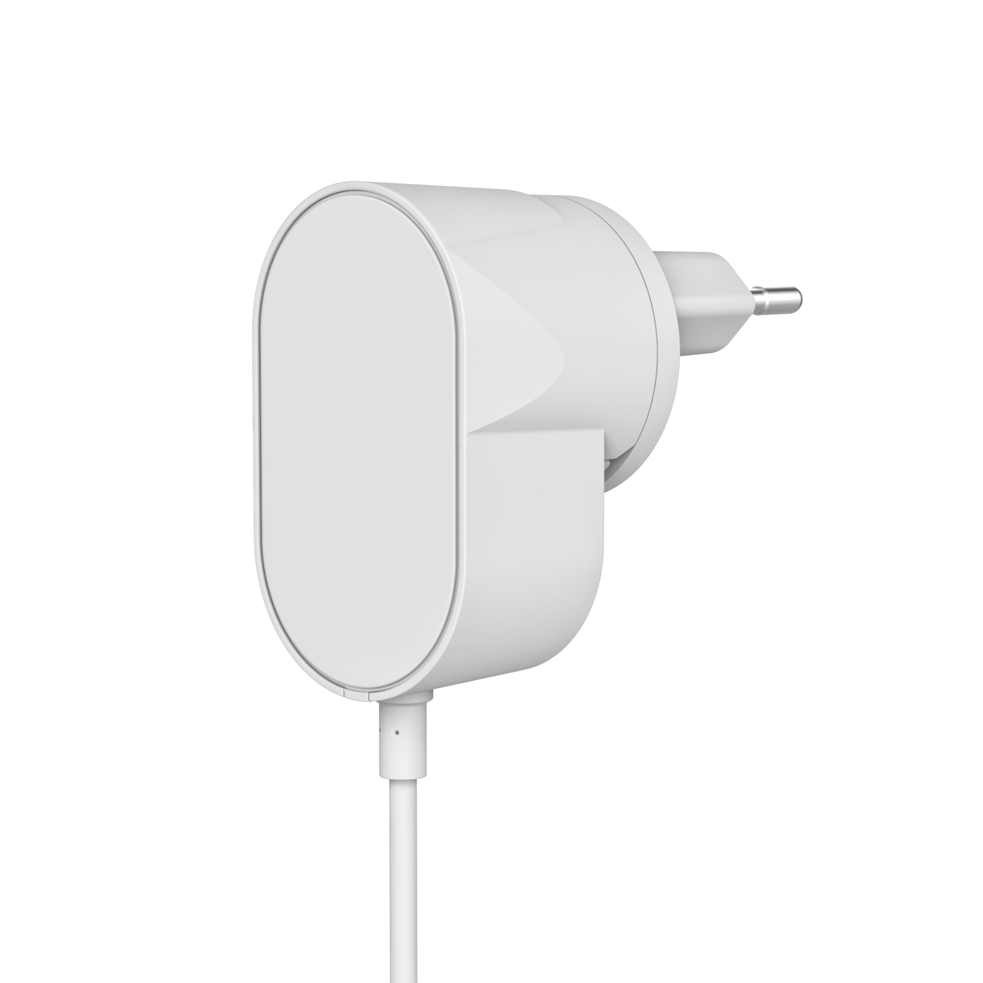 Ein weißes Netzteil mit Stecker und Kabel vor weißem Hintergrund.