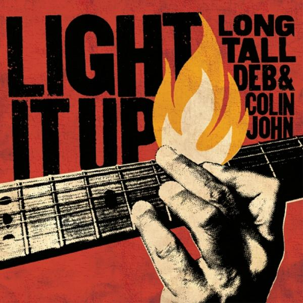 Hand hält Flamme über Gitarrenhals. Text: 'LIGHT IT UP' und 'LONG TALL DEB & COLIN JOHN' auf rotem Hintergrund.