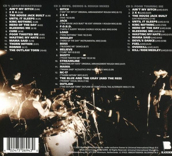 Albumcover mit Titellisten und Bandmitgliedern auf der Bühne, in Schwarz-Weiß.