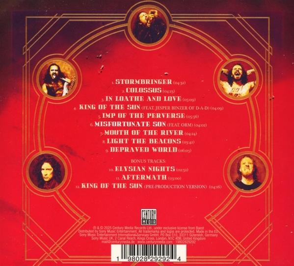 Albumcover mit Bandporträts, Songtiteln und rotem Hintergrund mit goldenen Akzenten.