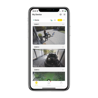 Ein Smartphone-Bildschirm zeigt eine Home-Security-App. Drei Kameraansichten zeigen eine Person, ein Auto in einer Garage und einen grünen Rasen.