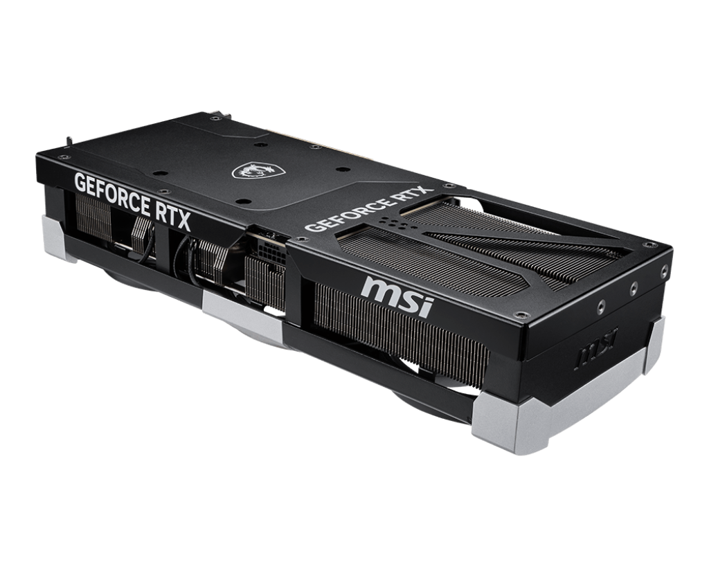 Eine schwarze MSI GeForce RTX Grafikkarte. Sie hat ein Metallgehäuse mit Text und einem Drachenlogo. Der Hintergrund ist schwarz.