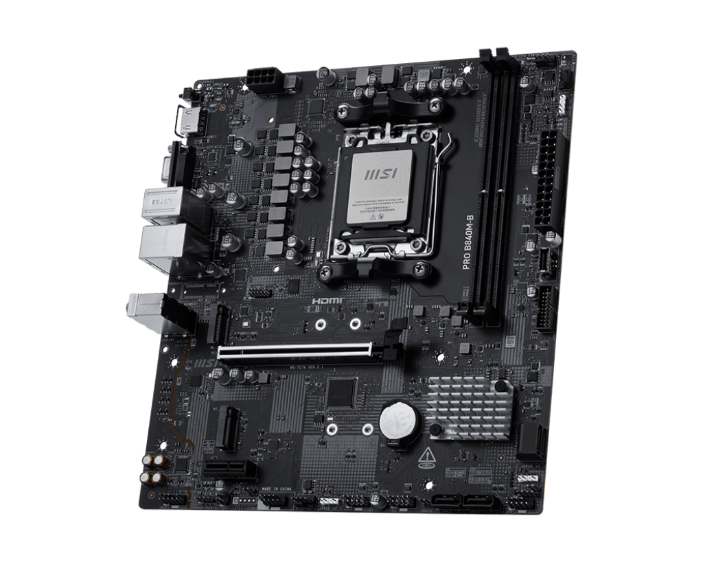 Siyah bir MSI PRO B640M-B anakart, yuvalar, portlar ve bir CPU soketi gibi çeşitli bileşenlerle, siyah bir arka plan üzerinde.