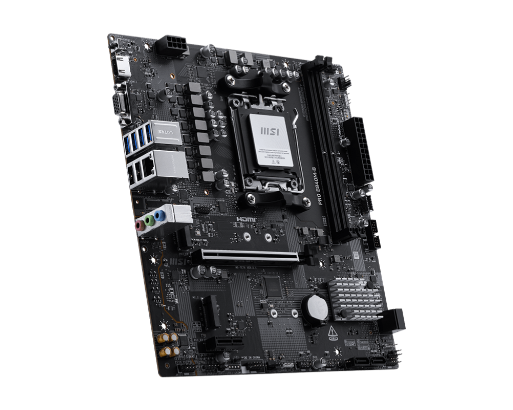 Siyah bir MSI PRO B640M-B anakart, siyah bir arka plan üzerinde sergileniyor. Çeşitli bağlantı noktaları, yuvalar ve bileşenler görünür.