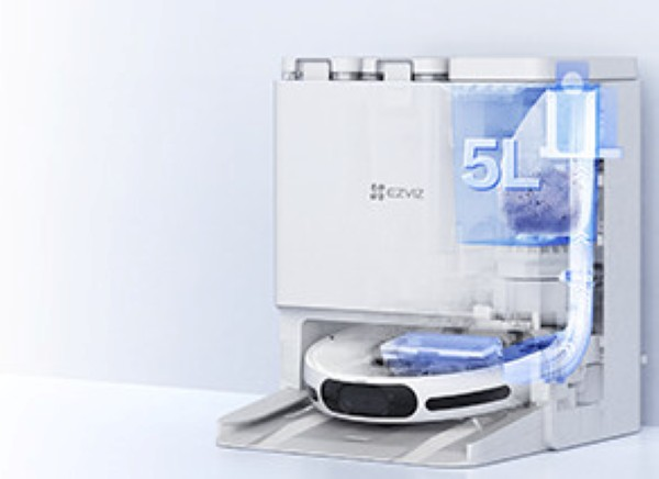 Biały odkurzacz robot z stacją ładującą. Wyświetlany jest niebieski zbiornik na wodę 5L. Robot stoi na białej powierzchni.