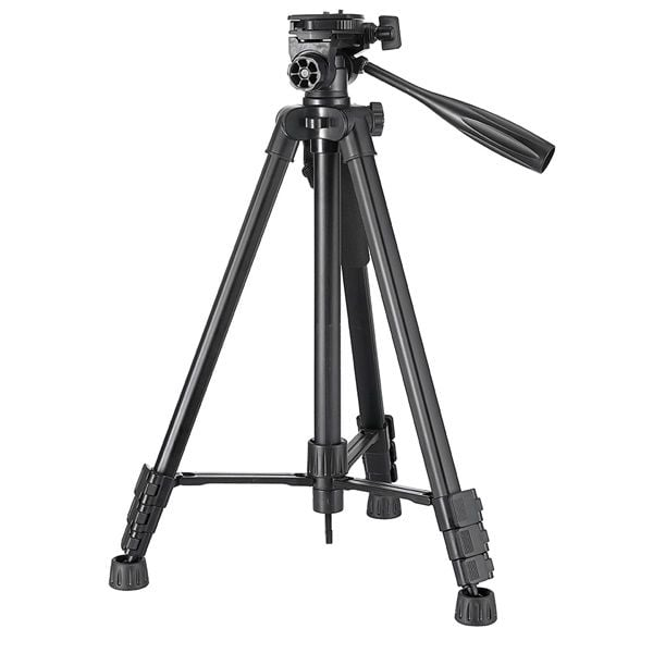Beyaz zemin üzerinde siyah tripod. Tripodun üç ayağı ve bir kamera takmak için başlığı vardır. Tamamen uzatılmıştır.
