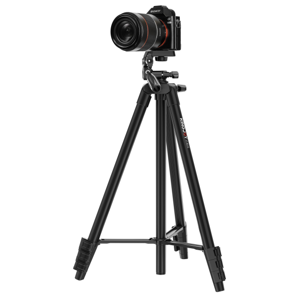 Üzerine monte edilmiş bir kamerası olan siyah bir tripod. Kamera bir Sony. Arka plan beyaz.