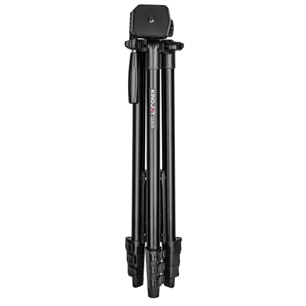 Siyah bir tripod beyaz bir arka plana karşı duruyor. Tripod katlanmış ve üzerinde KINGJOY markası var.