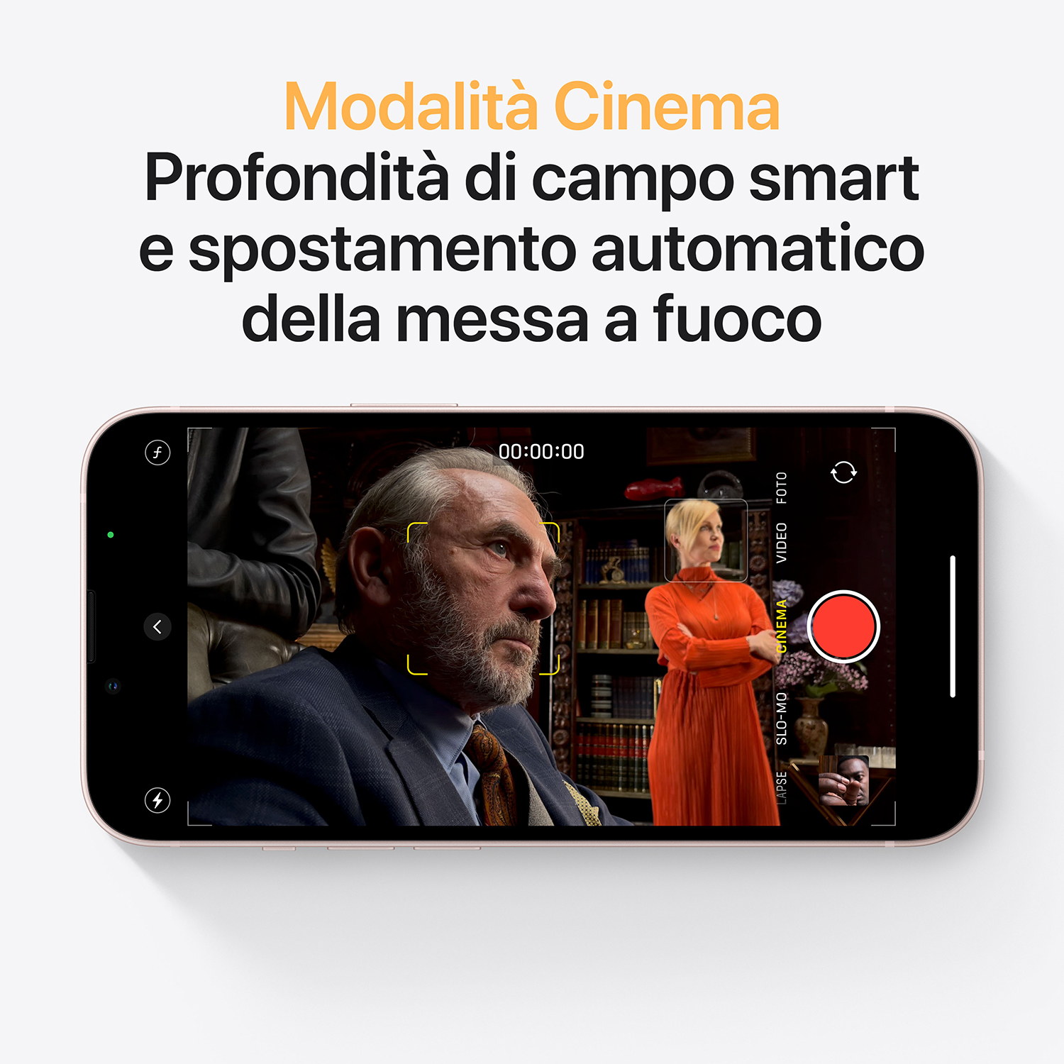 Uno smartphone mostra un'interfaccia in modalità cinema. Lo schermo mostra un uomo e una donna in una stanza, pronti a registrare. Testo in alto.