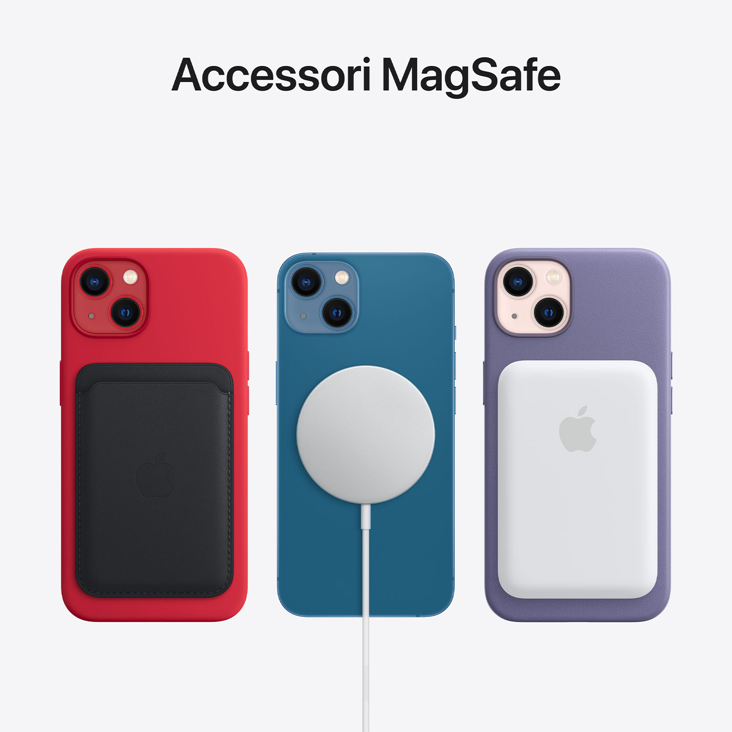 Tre iPhone con accessori sono in mostra. Custodie rosse, blu e viola con porta carte nero, caricatore bianco e batteria MagSafe.