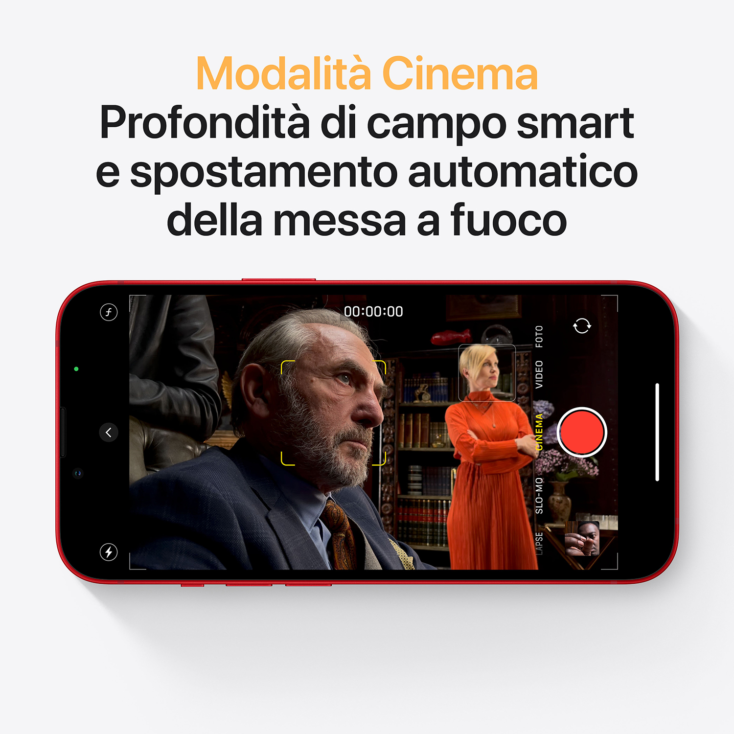 Un iPhone mostra un uomo e una donna in una stanza, con un pulsante di registrazione rosso. Il testo dice 'Modalità Cinema' e 'Profondità di campo smart'.