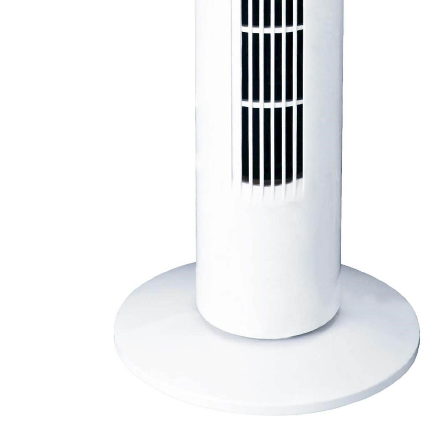 Un ventilatore a torre bianco su una superficie bianca. Il ventilatore ha fessure nere. Lo sfondo è bianco.