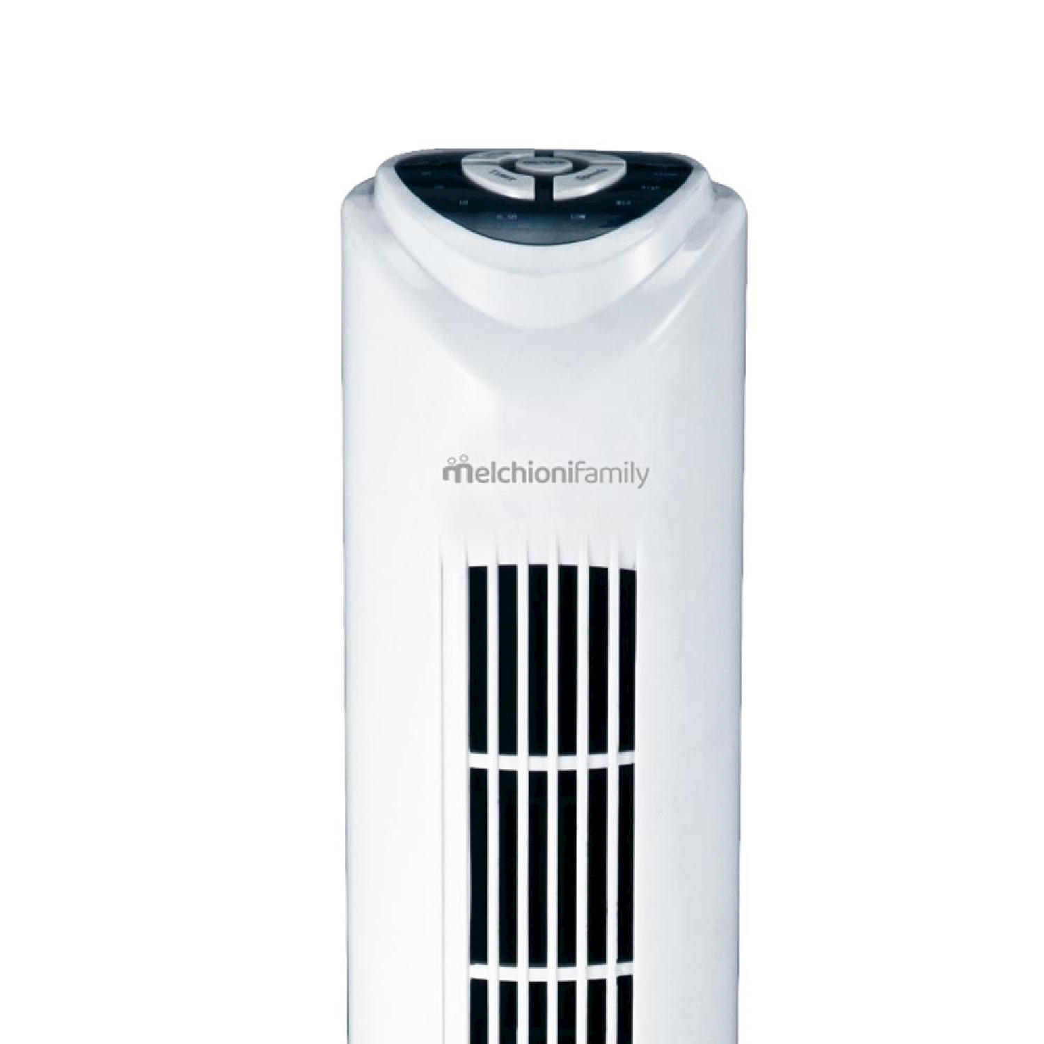 Un ventilatore a torre bianco con fessure nere. Ha un pannello di controllo in alto e il marchio 'melchionifamily' è visibile.