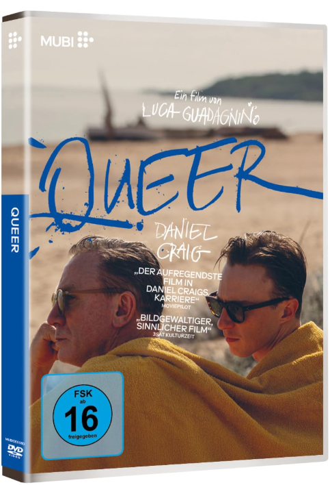 Filmposter für "Queer" mit Daniel Craig. Zwei Männer am Strand, Titel in Blau. FSK 16 Aufkleber.