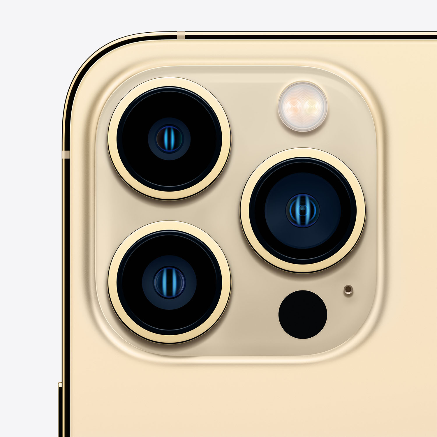 Primo piano del modulo fotocamera dorato di uno smartphone con tre obiettivi, un flash e un piccolo punto nero su sfondo dorato.
