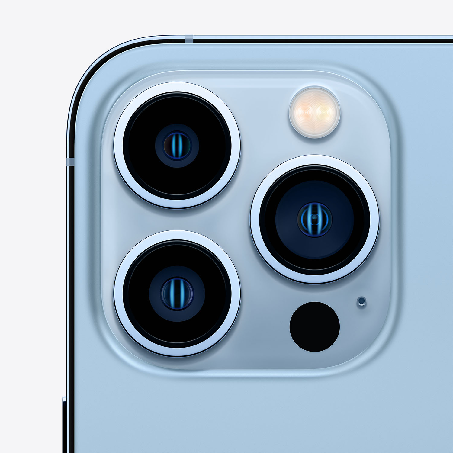 Primo piano del modulo fotocamera di un telefono. Tre lenti nere, un flash e un microfono sono visibili su una superficie azzurra.