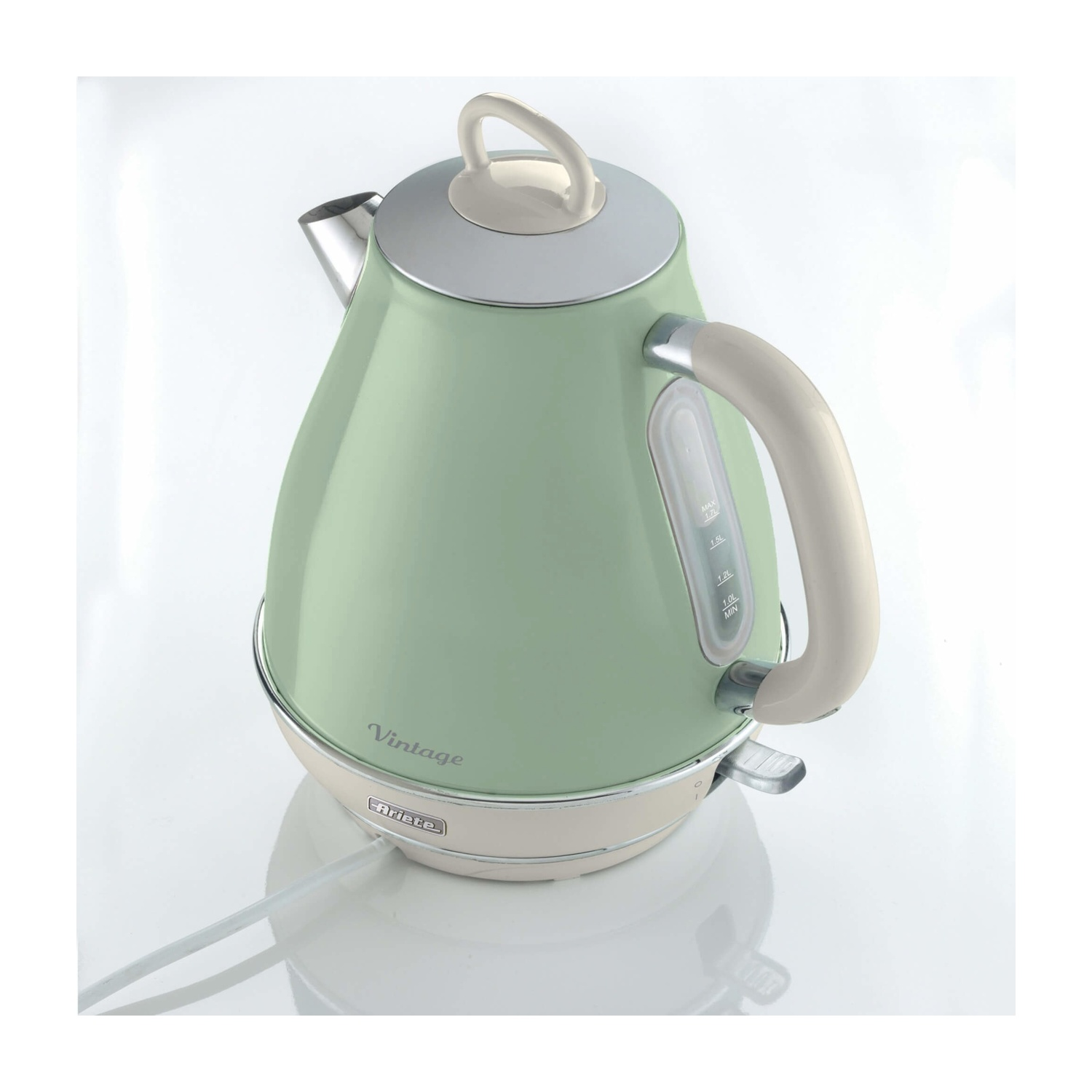 Un bollitore vintage verde chiaro con manico, coperchio e base color crema. Il bollitore è su una superficie bianca.
