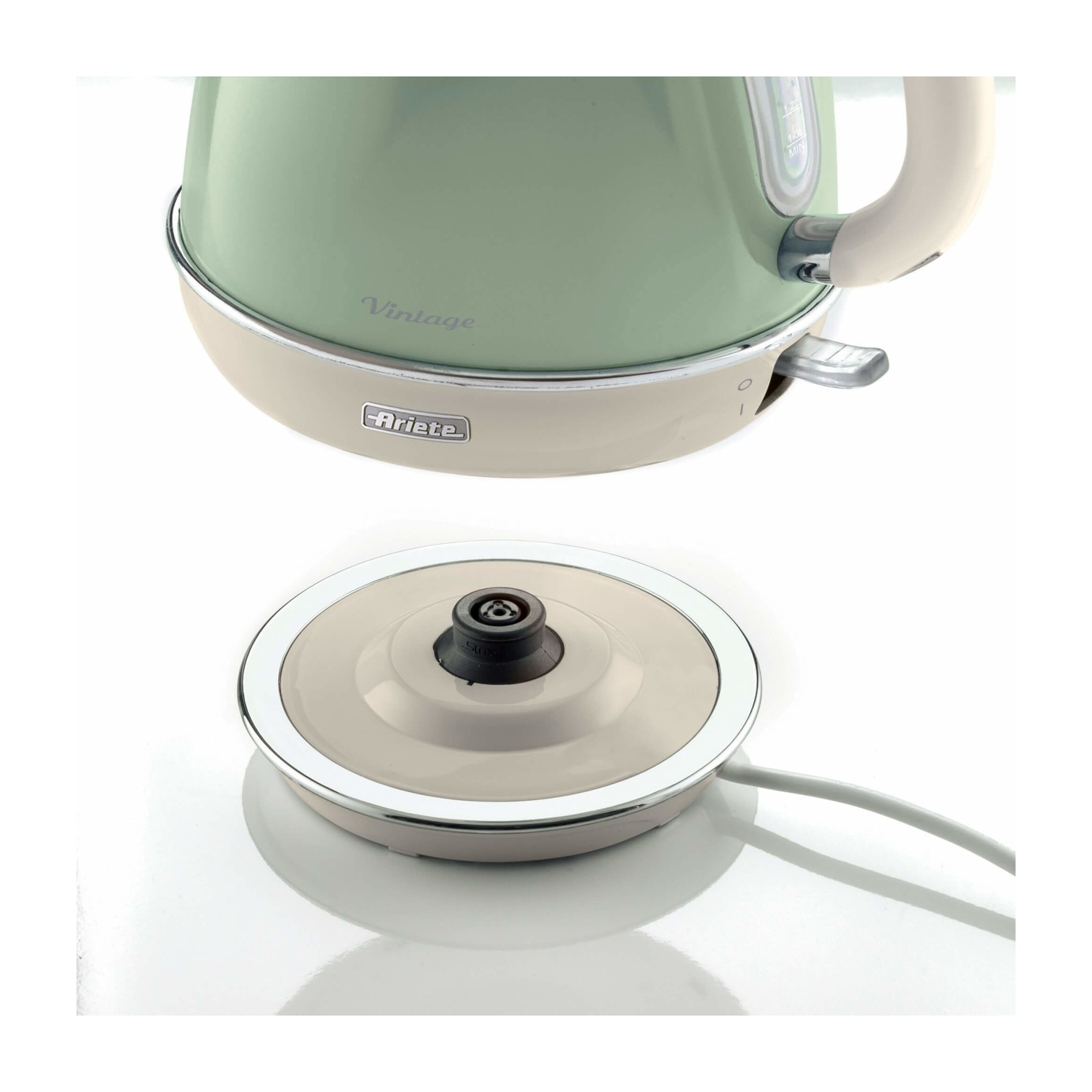 Un bollitore elettrico verde e beige in stile vintage è appoggiato sulla sua base. La base ha un cavo di alimentazione e un punto di connessione centrale.