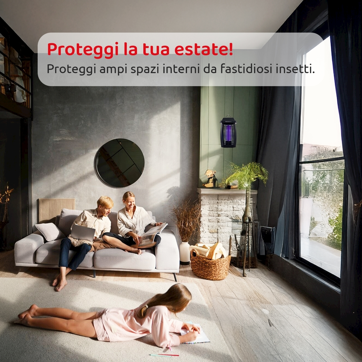 Scena in soggiorno. Persone su divano, bambino a terra, insetticida. Interni luminosi e moderni.