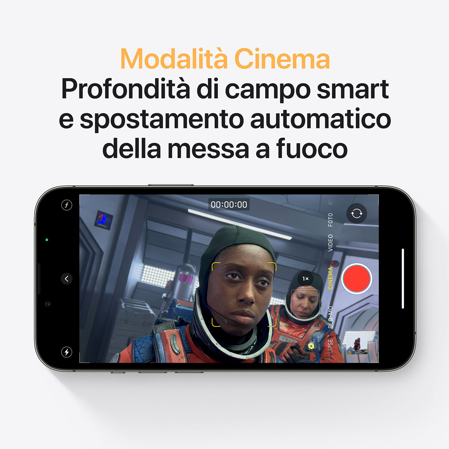 Smartphone che mostra una donna in tuta spaziale. Lo schermo mostra un'interfaccia di registrazione con un'altra persona e la parola 'Cinema'.